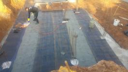 אמיר והצוות מחברת האיטום "האחים תמם" מבצעים איטום רצפת מרתף